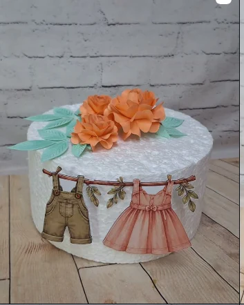 Topo floral artesanal em tons de coral e verde